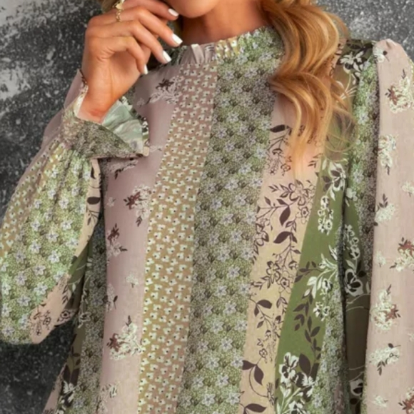 ♥️New boutique floral print ruffle cuff - Picture 2 of 16